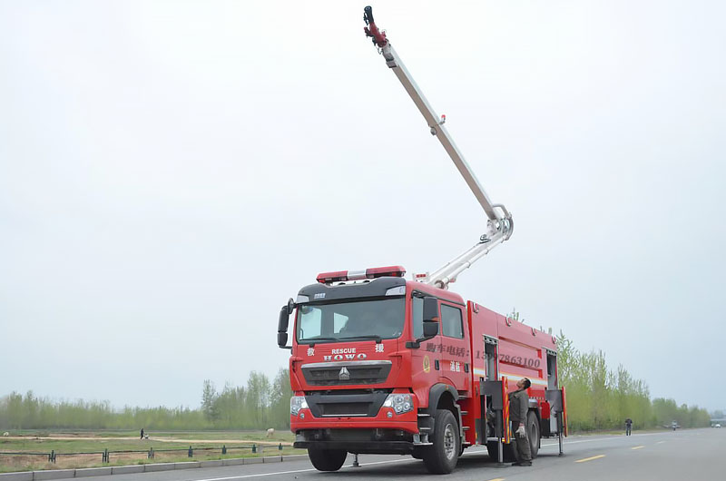 重汽豪沃18米举高喷射消防车工作状态图